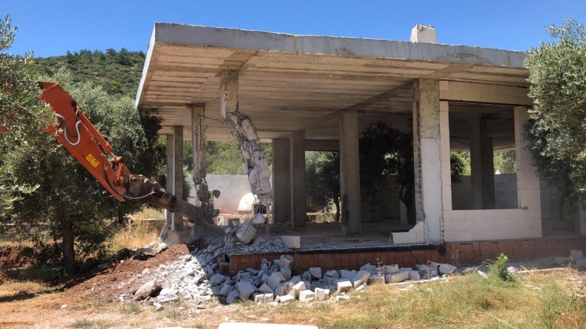 Molla İbrahim Koyunda bulunan ka&ccedil;ak yapı yıkıldı