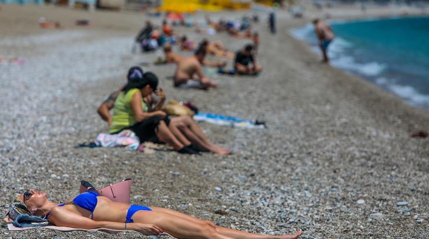 Konyaaltı Sahili'nde sosyal mesafeli kalabalık
