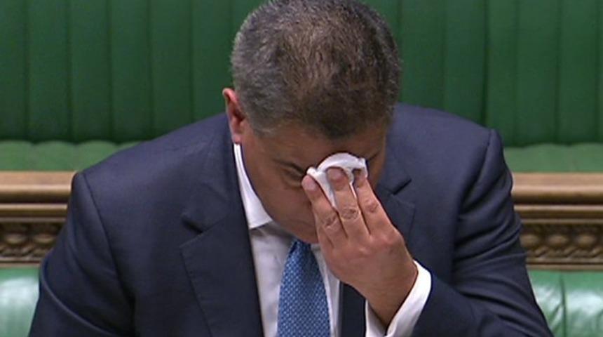 Bakanın konuşma sırasındaki halleri panik yarattı