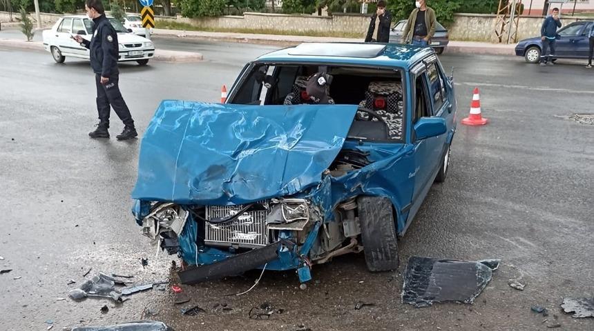 Kamyonetle otomobil &ccedil;arpıştı: 2 yaralı