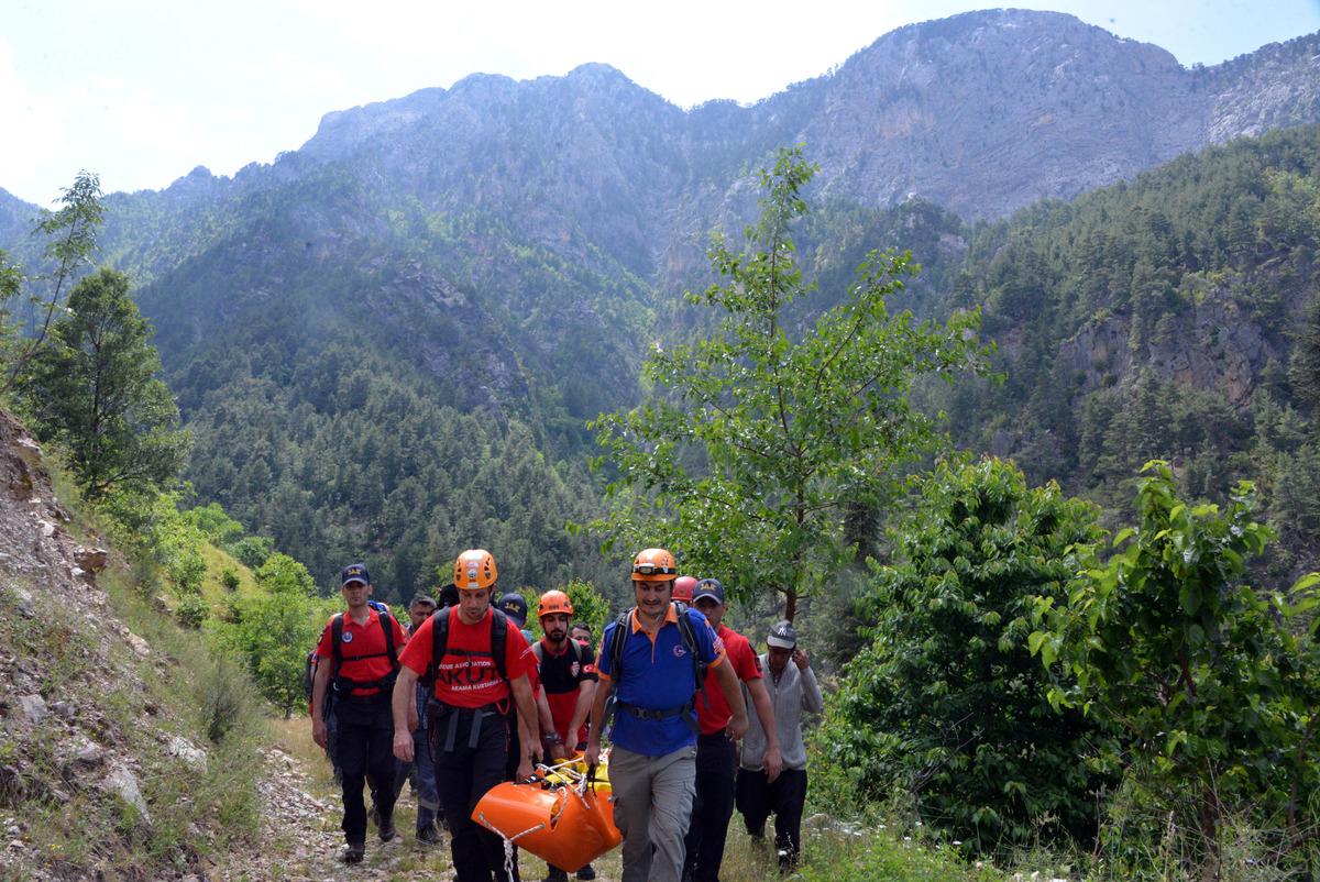 450 metre y&uuml;kseklikten d&uuml;şen amat&ouml;r dağcı &ouml;ld&uuml;