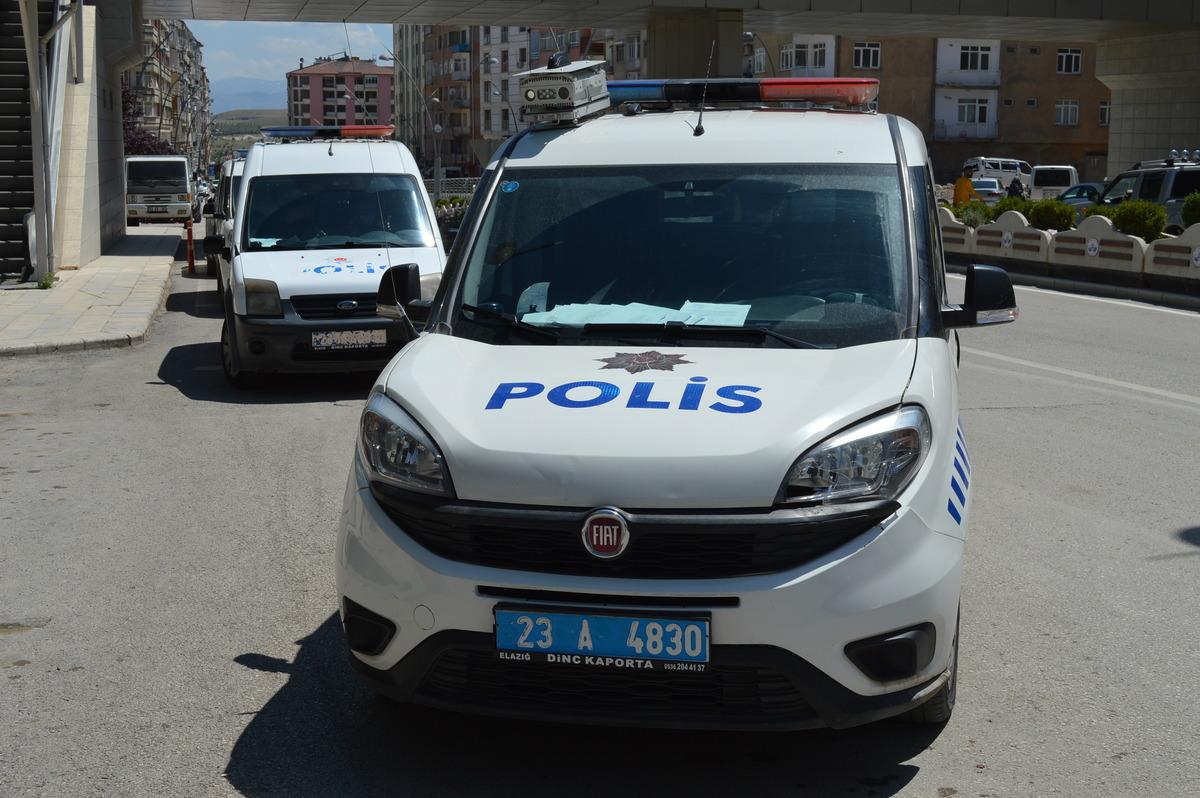 Bı&ccedil;akla saldırdılar! Minib&uuml;ste korkun&ccedil; olay
