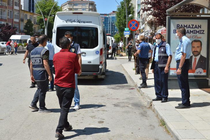 Bıçakla saldırdılar! Minibüste korkunç olay G3