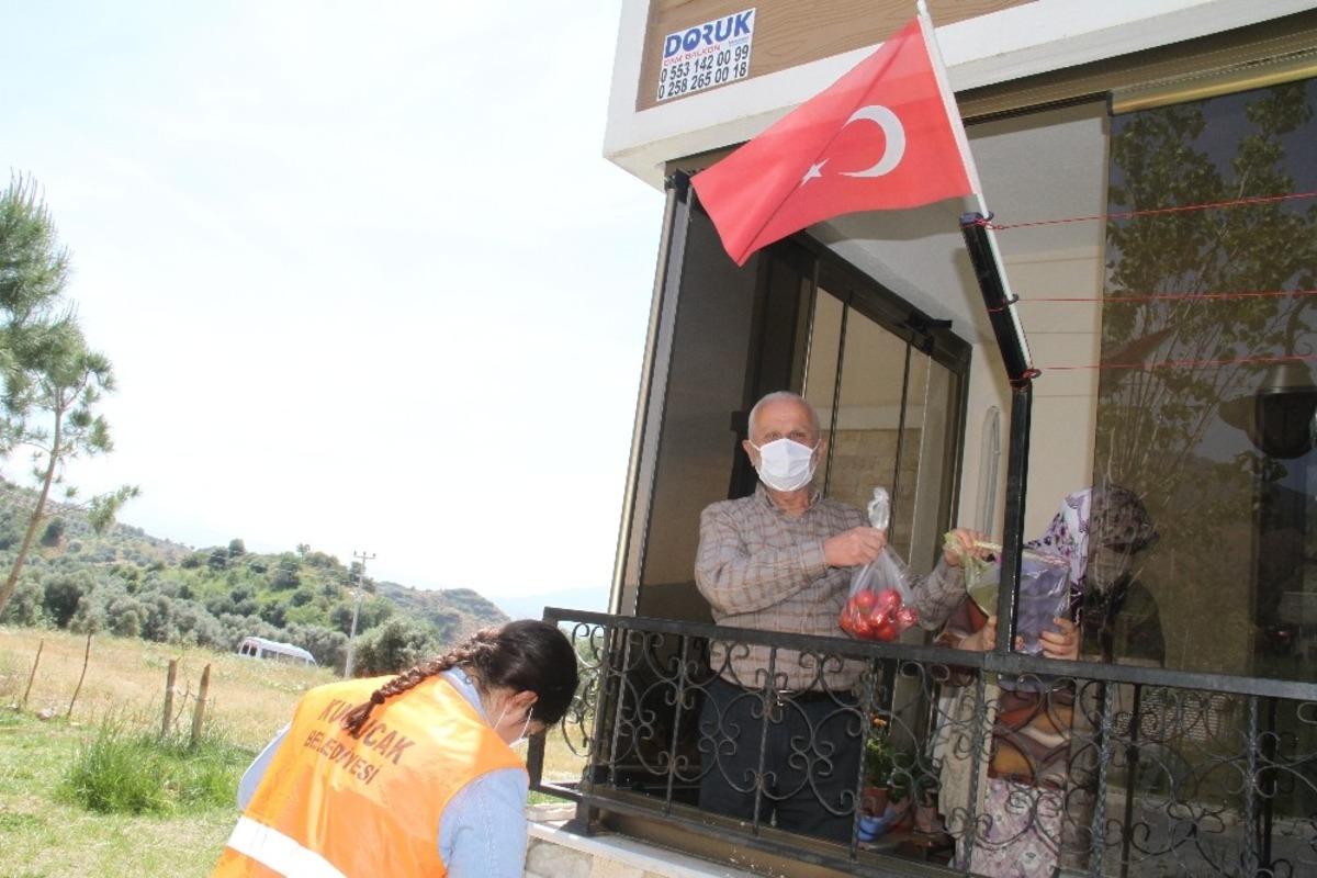 Kuyucak&rsquo;ta 65 yaş &uuml;st&uuml; vatandaşlara pazar alışverişi desteği s&uuml;r&uuml;yor