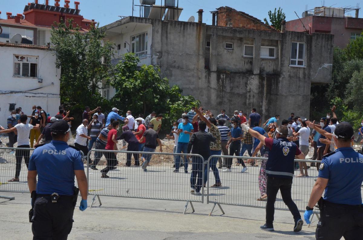 Antalya'da karantinaya alınan mahallede gerginlik