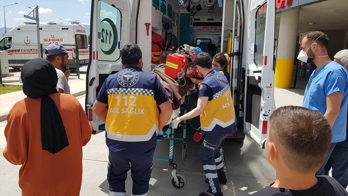 Erzincan'da tırın trakt&ouml;re &ccedil;arpması sonucu 3 kişi yaralandı