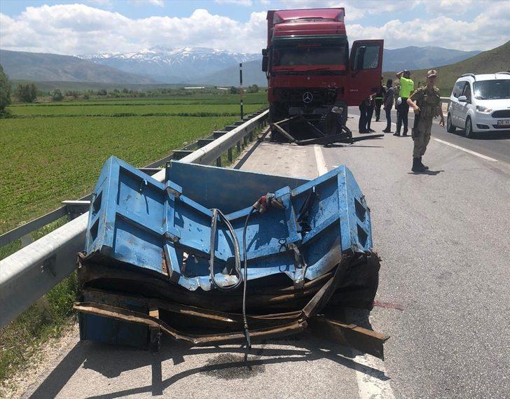 Erzincan'da tırın traktöre çarpması sonucu 3 kişi yaralandı G3