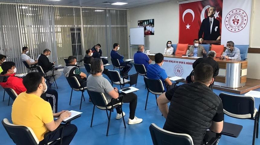 Gen&ccedil;lik ve Spor İl M&uuml;d&uuml;rl&uuml;ğ&uuml;&rsquo;nde antren&ouml;rlerle toplantı yapıldı