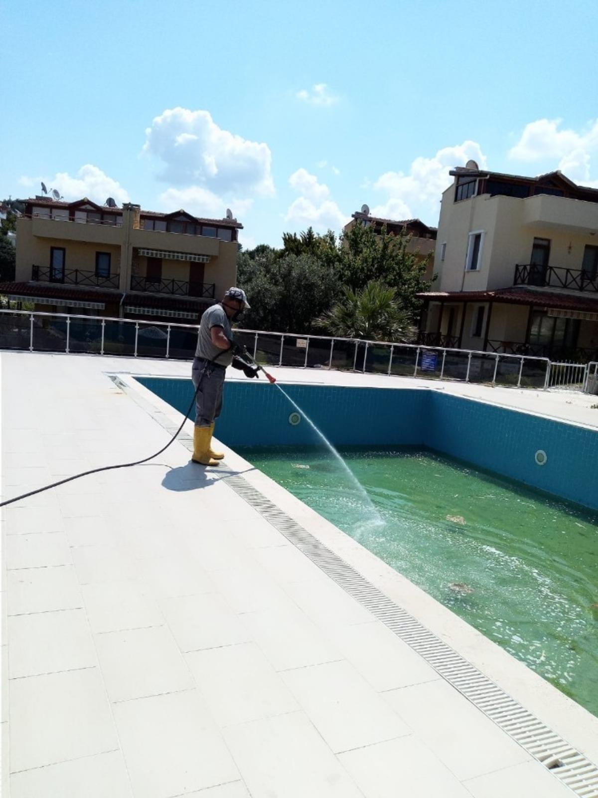 Burhaniye&rsquo;de sivrisinekle m&uuml;cadele s&uuml;r&uuml;yor