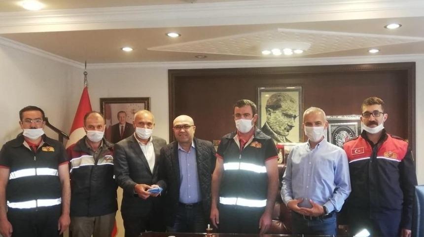 Fabrika yangınına m&uuml;dahale eden Devrekani Belediyesi personeli &ouml;d&uuml;llendirildi