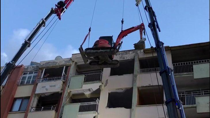 Yıkımda kullanılacak iş makinesi, vinçle 6 katlı binanın üzerine çıkarıldı G2