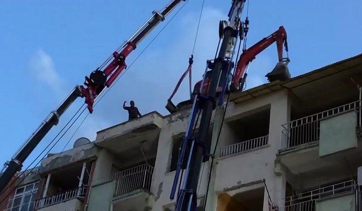 Yıkımda kullanılacak iş makinesi, vinçle 6 katlı binanın üzerine çıkarıldı G3