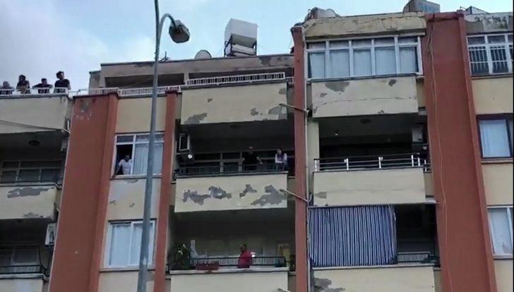 Yıkımda kullanılacak iş makinesi, vinçle 6 katlı binanın üzerine çıkarıldı G4