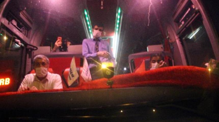 Koronavir&uuml;se yakalanan kadın muavini &ouml;p&uuml;p para vermişti! Test sonu&ccedil;ları a&ccedil;ıklandı