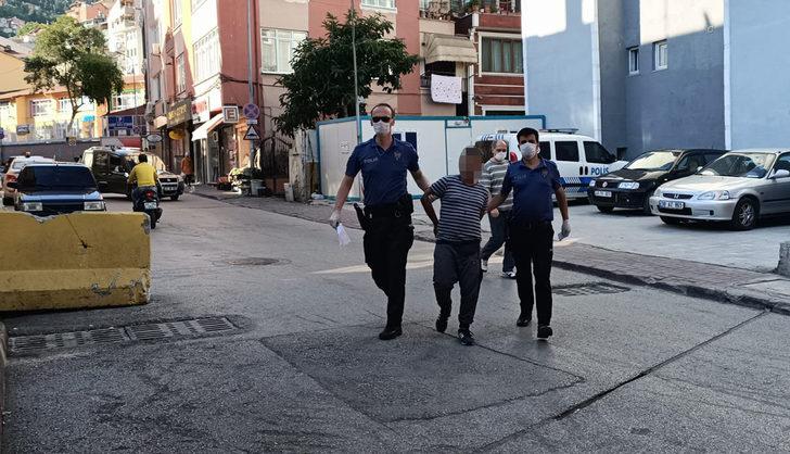 Tramvaya maskesiz bindiği için uyaran güvenlik görevlisi kadını darbetti G3