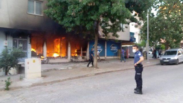 Patlama sesini duyan sokağa fırladı! İzmir'de korku dolu anlar