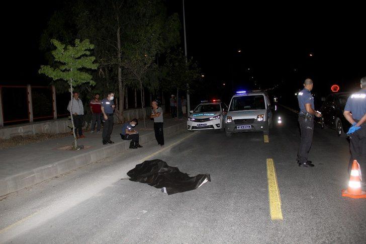 Seyir halindeki motosiklet devrildi: 1 ölü G1