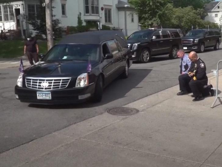 Minneapolis Polis Şefi, George Floyd'un cenaze aracını böyle bekledi