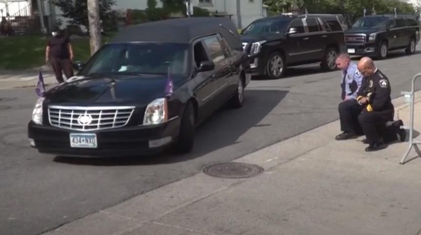 Minneapolis Polis Şefi, George Floyd'un cenaze aracını böyle bekledi