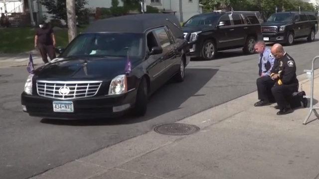 Minneapolis Polis Şefi, George Floyd'un cenaze aracını böyle bekledi