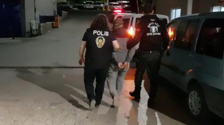 İzmir'de FETÖ'nün hücre evlerine baskın: 31 gözaltı
