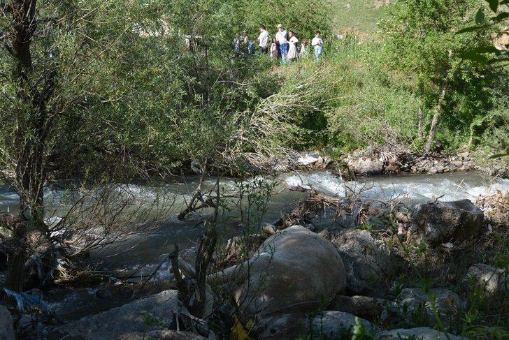 Banka kredisiyle aldığı inek derede boğulunca başında hüngür hüngür ağladı G4