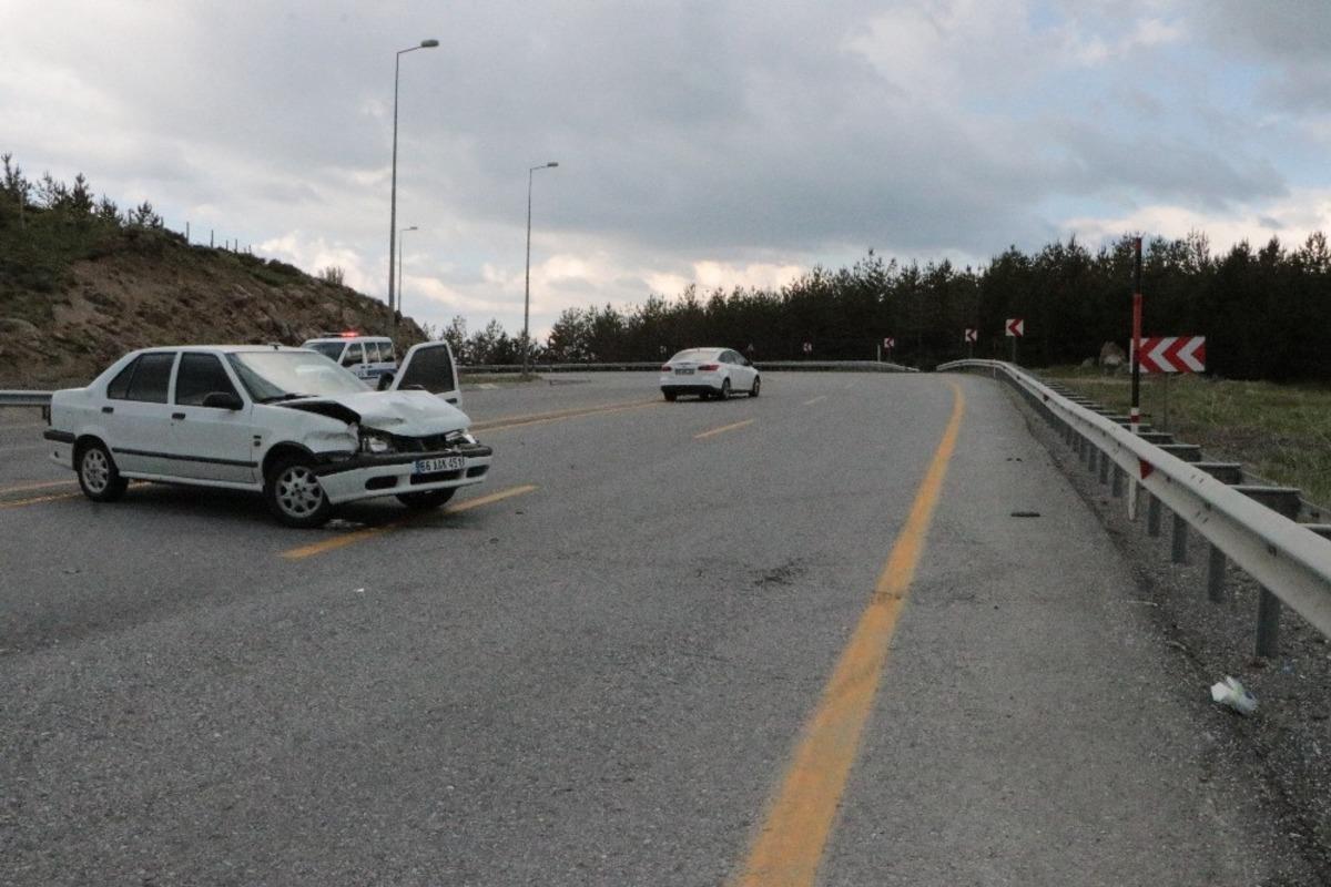 Direksiyon hakimiyetini kaybolan otomobil bariyere &ccedil;arptı: 3 yaralı