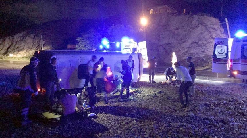 İş&ccedil;ileri taşıyan midib&uuml;s kaza yaptı: 8 yaralı