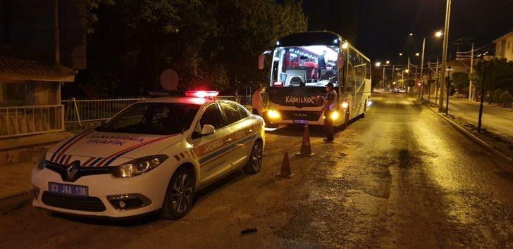 Şuhut’ta şehirlerarası yolcu otobüslerinde mesafe kontrolü G3
