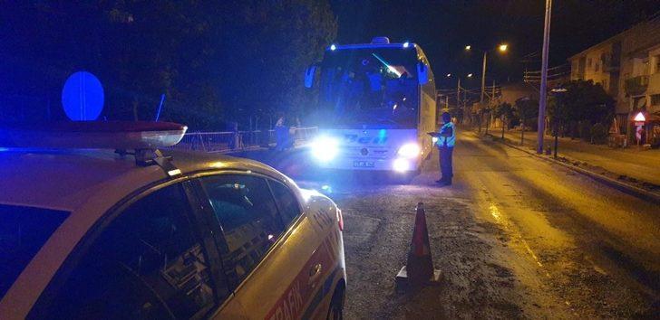 Şuhut’ta şehirlerarası yolcu otobüslerinde mesafe kontrolü G4