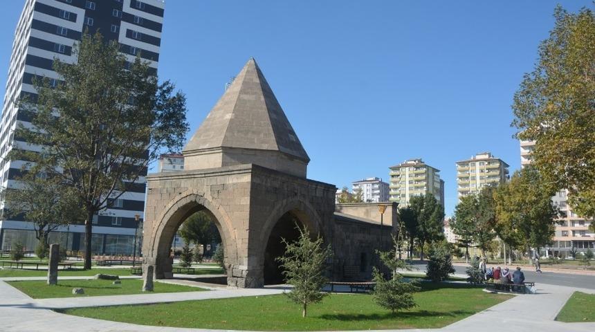 Melikgazi tarihe sahip çıkmaya devam ediyor