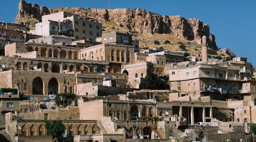 Mardin Kalesi, Artuklu &Uuml;niversitesinin de desteğiyle g&uuml;n y&uuml;z&uuml;ne &ccedil;ıkıyor