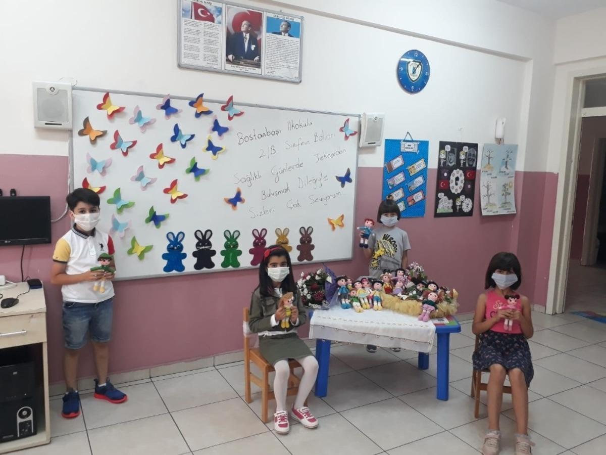 &Ouml;ğrencileriyle buluşup hediye verdi