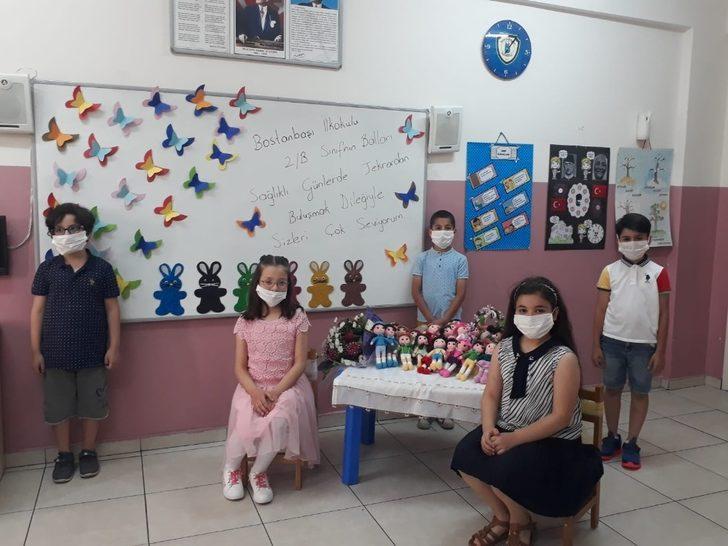 Öğrencileriyle buluşup hediye verdi G2