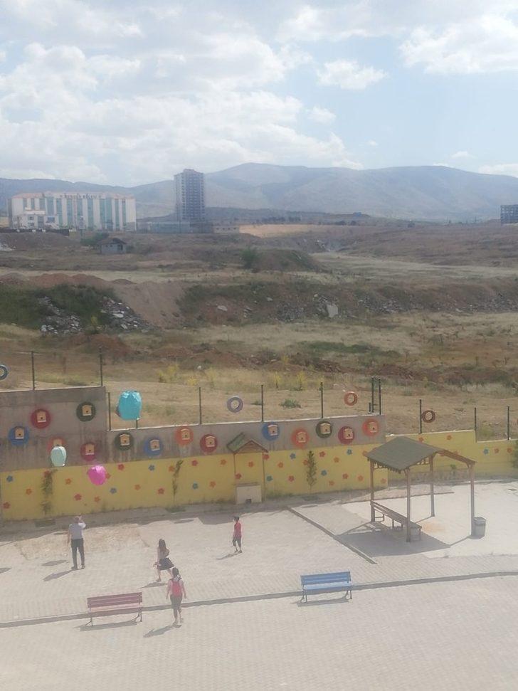 Öğrencileriyle buluşup hediye verdi G3