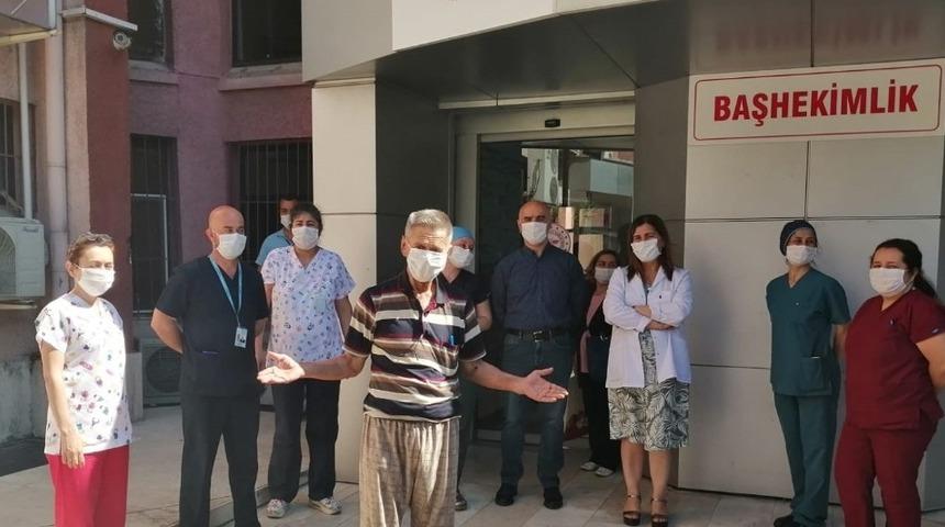 63 yaşında koronayı yendi, kurallara uyun &ccedil;ağrısında bulundu