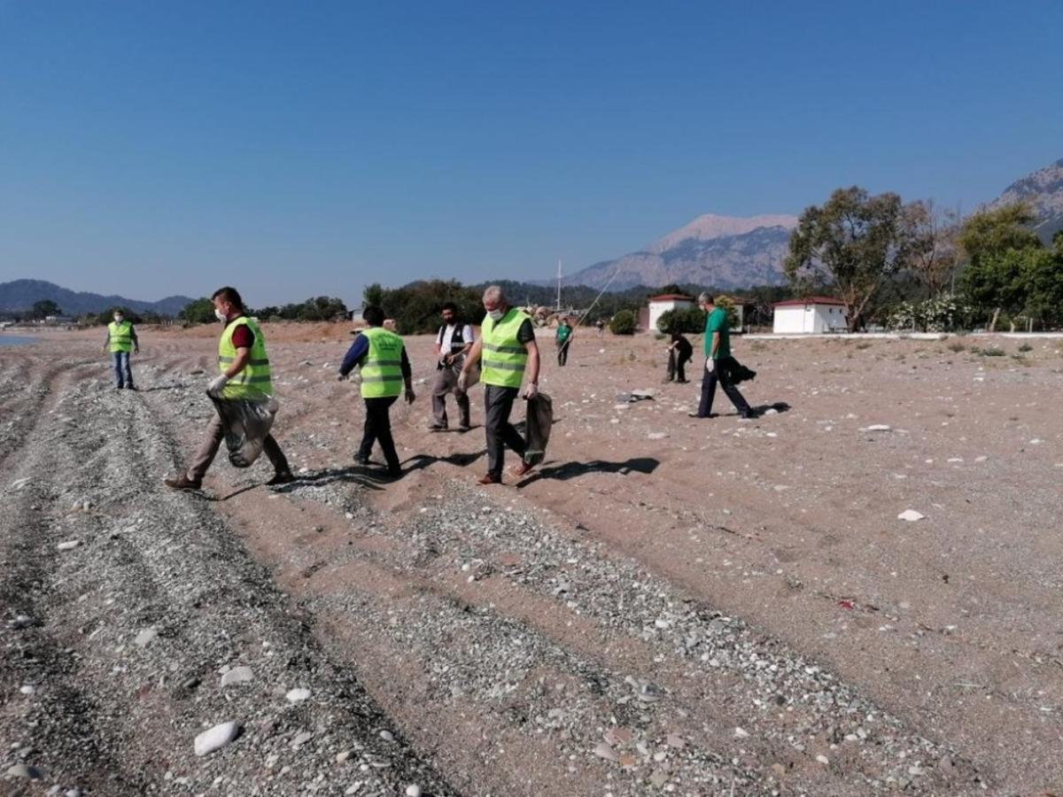 Kemer&rsquo;de D&uuml;nya &Ccedil;evre G&uuml;n&uuml; kapsamında sahiller temizlendi