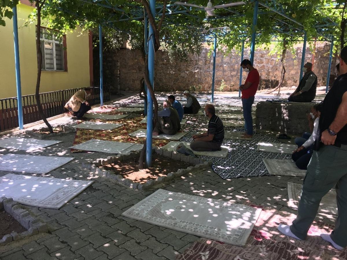 Hilal Belediye Başkanı, cuma namazının kılınması i&ccedil;in evinin kamelyasını tahsis etti