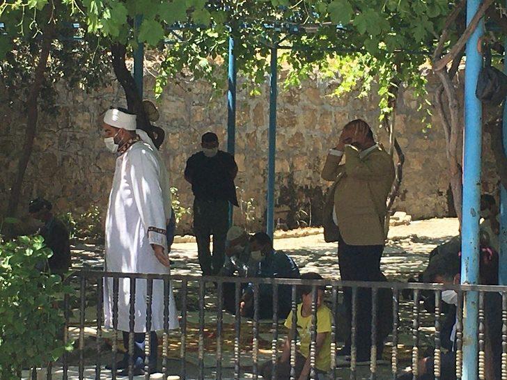 Hilal Belediye Başkanı, cuma namazının kılınması için evinin kamelyasını tahsis etti G3