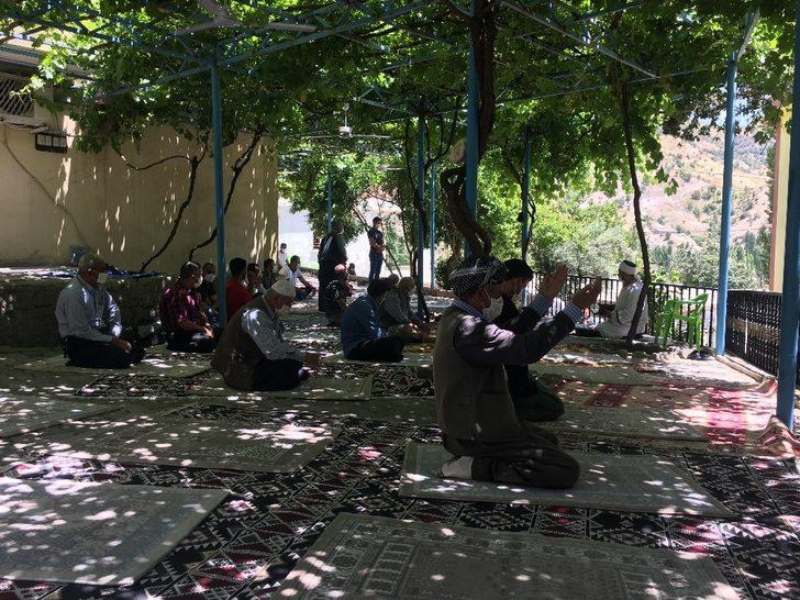 Hilal Belediye Başkanı, cuma namazının kılınması için evinin kamelyasını tahsis etti G4