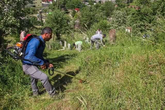 Bitlis Belediyesi mezarlıkları temizliyor