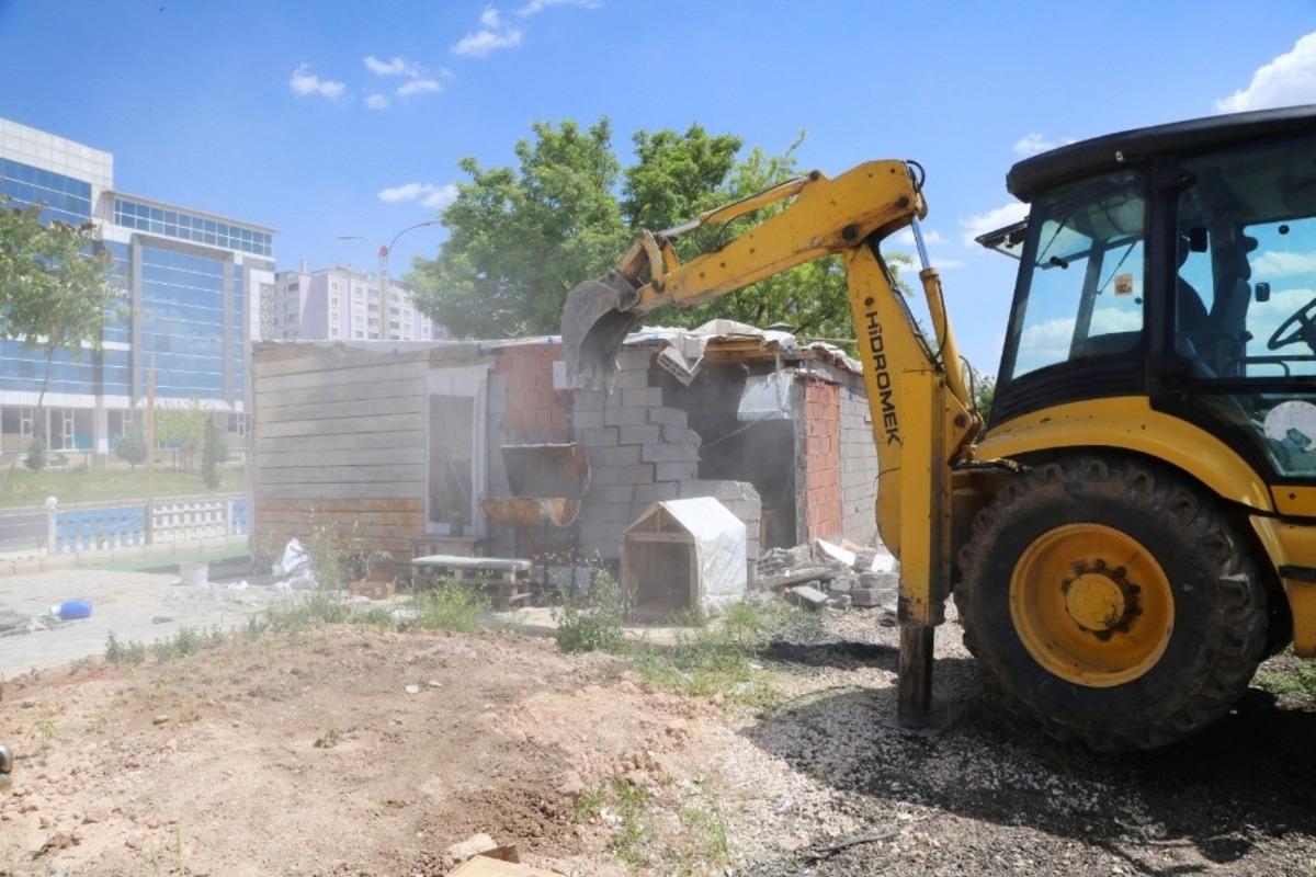 Elazığ&rsquo;da ka&ccedil;ak yapılar yıkıldı
