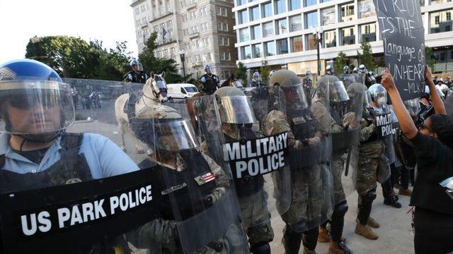 Gösterilerde Yaşlı Bir Kişiyi Yere Düşürüp Yaralayan Polisler Açığa Alındı