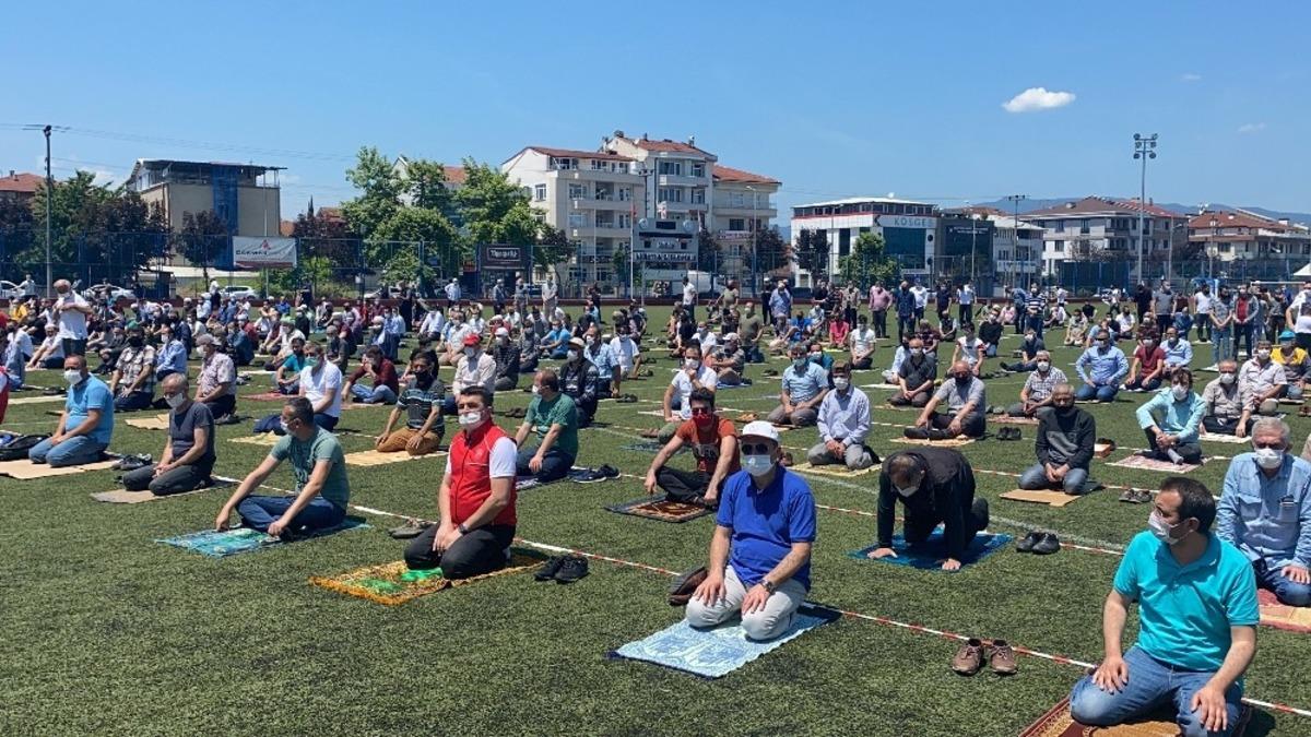 Cuma namazı Nurettin Zafer Stadı&rsquo;nda kılındı