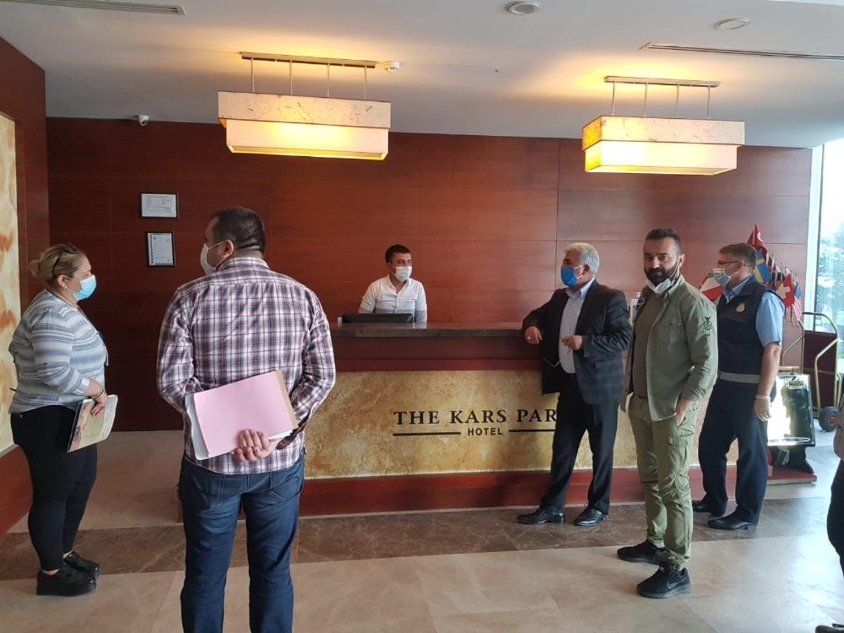 Kars&rsquo;ta a&ccedil;ık olan oteller denetlendi