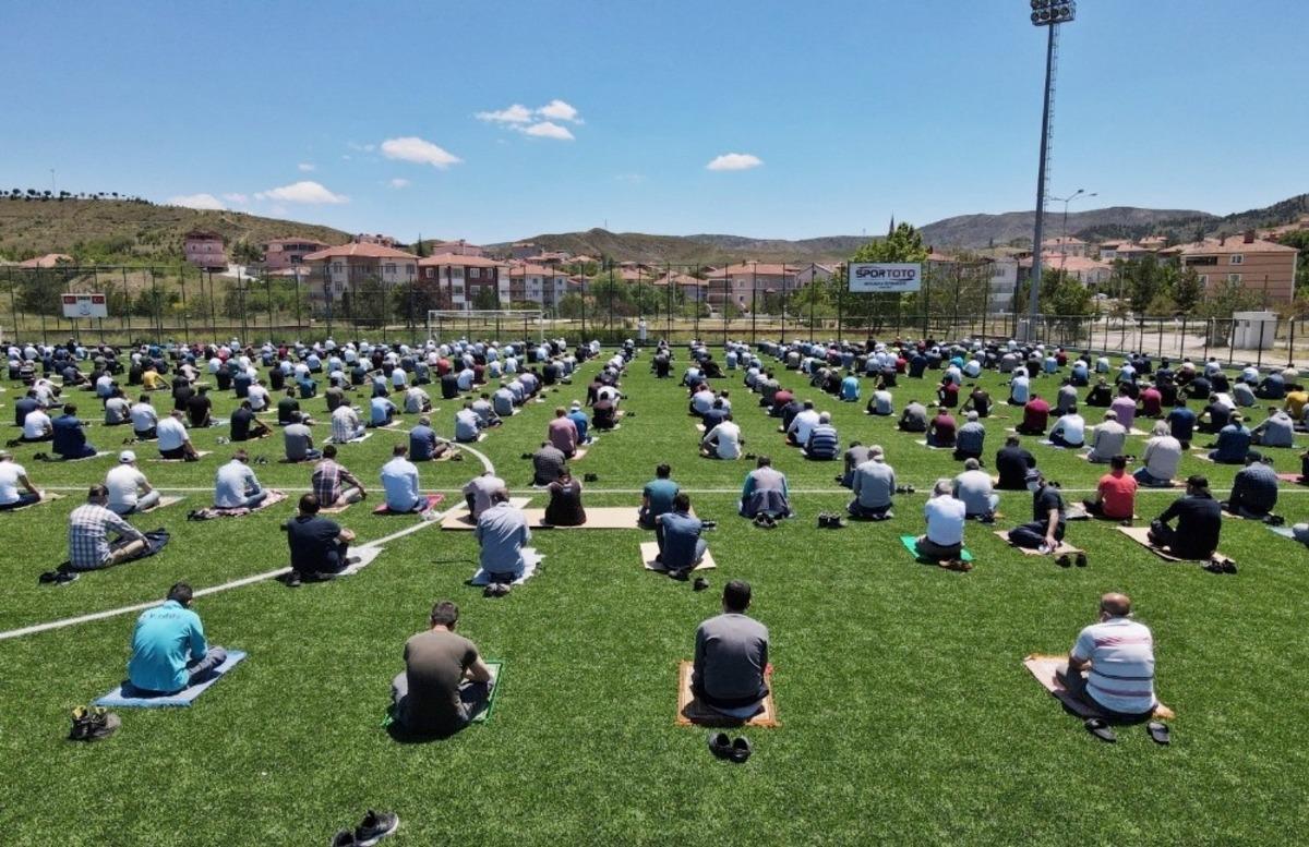 Cuma namazı i&ccedil;in stadyumu doldurdular
