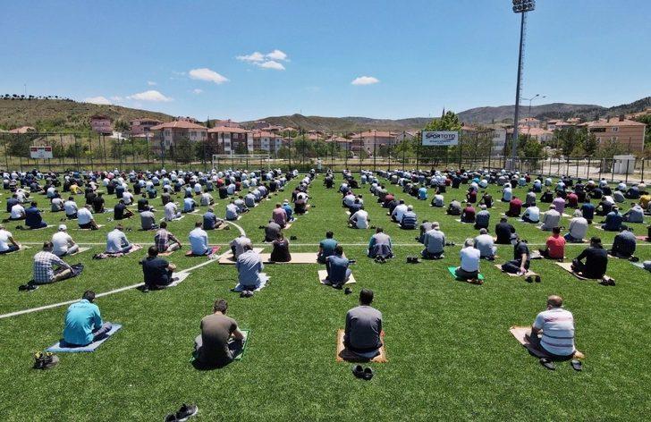 Cuma namazı için stadyumu doldurdular G1
