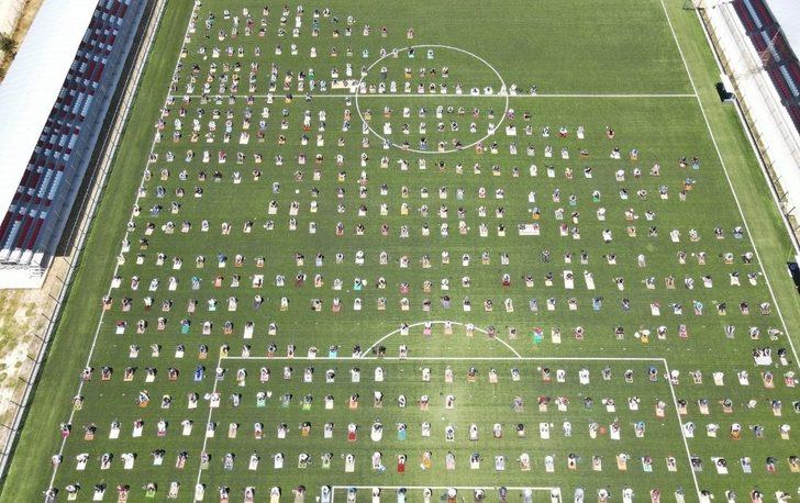 Cuma namazı için stadyumu doldurdular G2