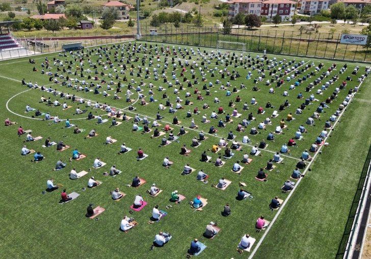 Cuma namazı için stadyumu doldurdular G3