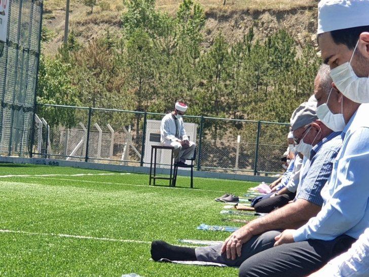 Cuma namazı için stadyumu doldurdular G4